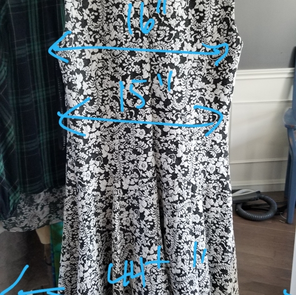 Sleeveless dress. - Picture 5 of 6